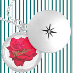Single Red Rose Locket Ketting<br><div class="desc">Dit Single Red Rose-ontwerp van Zazzle en Marbeth Feestdagen heeft één rode roos. Het is ook verkrijgbaar met één gele roos, één roze roze roos of één witte roos. Rode rozen symboliseren liefde en passie, gele rozen symboliseren vriendschap, roze rozen symboliseren bewondering of affectie, en witte rozen, bekend als het...</div>