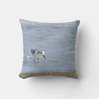 Single Sandpiper walking on beach double sided Kussen