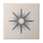 Single Silver Starburst uit de midden-eeuwse keram Tegeltje<br><div class="desc">Het moderne, geïnspireerde design uit de midden-eeuw, met één retro zilveren starst op een lichtbeenkleurde achtergrond. Eenvoudig, schoon modern design. Creëer uw eigen douanetegel door een nieuw afbeelding te uploaden, of gebruik de "bericht"knoop om de ontwerper voor hulp te contacteren. Om uw eigen ontwerp te creëer: 1. Selecteer personaliseren deze...</div>