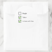 Single verliefd op hem ronde sticker (Tas)