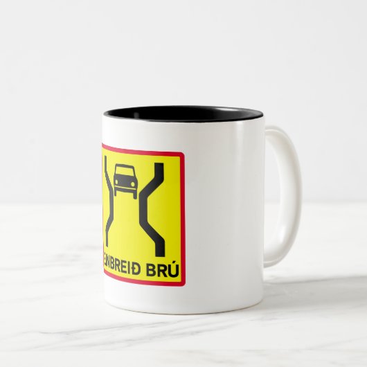 Single-Width Bridge, verkeersteken, IJsland Tweekleurige Koffiemok (Voorkant rechts)