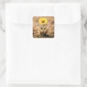 Single Yellow Daisy Bursting Out of Dirt Vierkante Sticker (Tas)