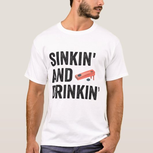 Sinkin en Drinken Grappige Cornhole Grappige Gift T-shirt (Voorkant)