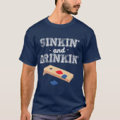Sinkin en Drinkin Cornhole spelen Funny Gift T-shirt (Voorkant)