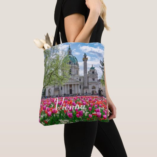 Sint-Charles-kerk in het voorjaar in Wenen, Oosten Tote Bag (Dichtbij)