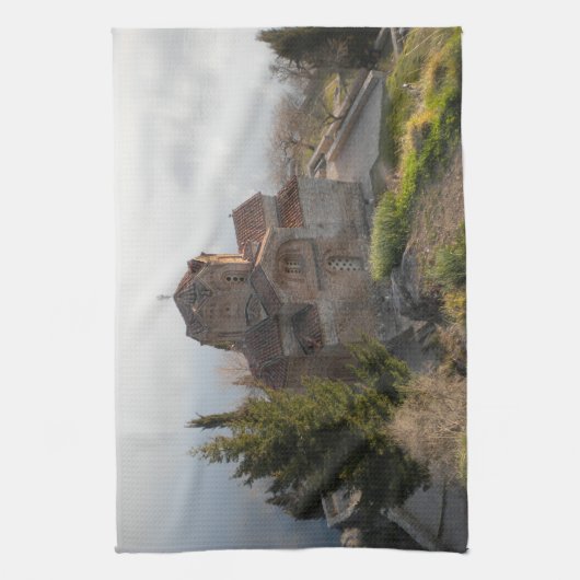 Sint-Jovan-kerk op het meer van Ohrid, Macedonië Theedoek (Verticaal)