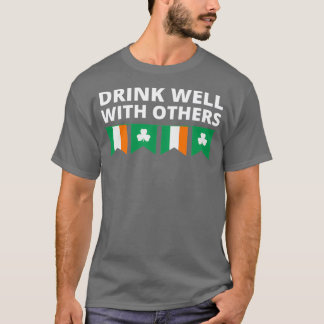 Sint-Patricks-dag Drink goed met anderen T-shirt