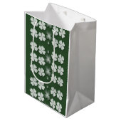 Sint-Patricks-Day-shamrock-clover-patroon Medium Cadeauzakje (Voorkant Gekanteld)