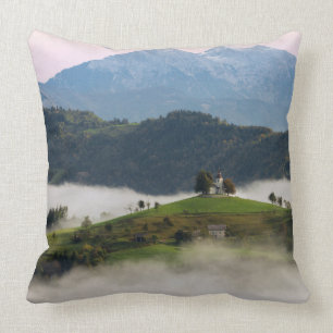 Sint Thomas kerk en bergen in Slovenië kussen