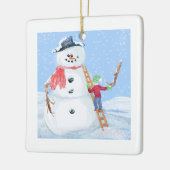 Sinterklaas Helper Bouw Een Gekke Sneeuwman Keramisch Ornament (Links)