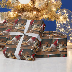 Sinterklaas neemt een koekje cadeaupapier