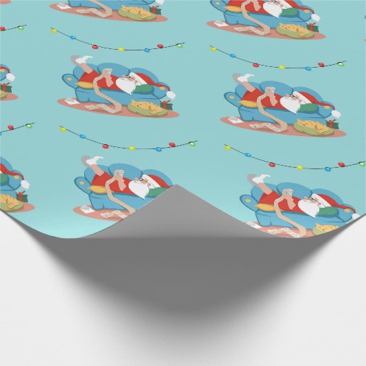 Sinterklaas op de bank in pyjama cadeaupapier (Hoek)