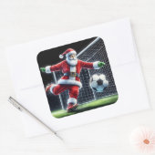 Sinterklaas speelt voetbal in een winterwonderland vierkante sticker (Envelop)
