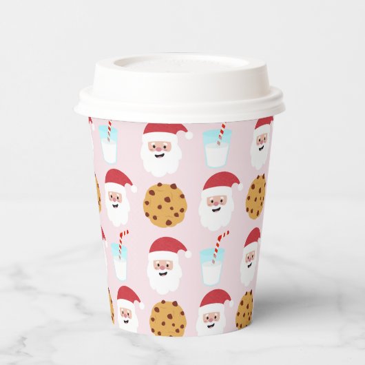Sintermelk en koekjes met roze achtergrondpapier papieren bekers (Links)