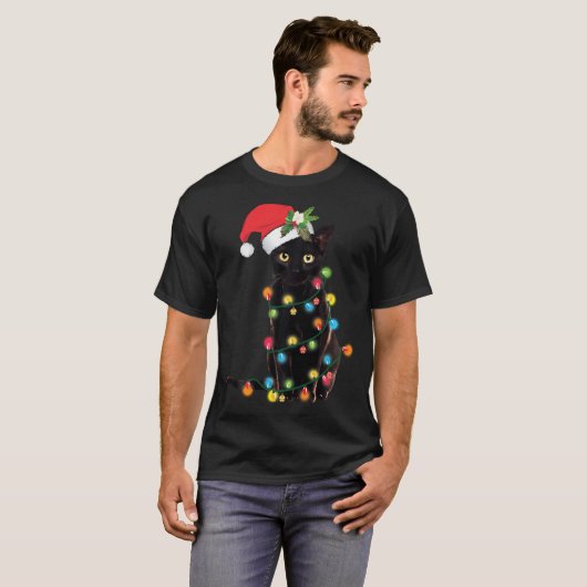 Sinterzwarte kat omhoog gedraaid in kerstboomverli t-shirt (Voorkant volledig)