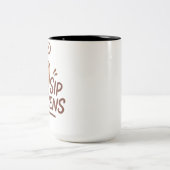 Sip Happens Coffee Mug – Minimalist Cheeky Cup Tweekleurige Koffiemok (Center)