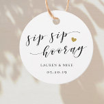 Sip Hoera bruiloft Dank u Bedankjes Labels<br><div class="desc">Op maat ontworpen vrijgezellenfeest gunsttags met "sip hooray" en elegant gouden bokeh-ontwerp. Personaliseer met de namen en datum van de bruid en bruidegom. Perfect voor mini-wijnflessen,  bruiloften,  gunsten en meer.</div>