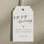 SIP Hooray Vrijgezellenfeest Favor Dank je Cadeaulabel<br><div class="desc">Op maat ontworpen vrijgezellenfeest gunsttags met "sip hooray" en elegant gouden bokeh-ontwerp. Personaliseer met dank u bericht en datum. Perfect voor mini-wijnflessen,  bruiloften,  gunsten en meer.</div>