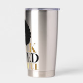 Sip in Style – Celebrate Black Gifted and Beautifu Geïsoleerde Drinkbeker (Links)