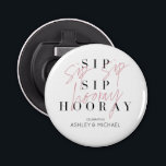Sip Sip Hooray Black White Pink Engagement Party Button Flesopener<br><div class="desc">Het is tijd om te vieren! Onze Sip Sip Hooray Engagement Party-flessenopener is voorzien van "sip sip horay" in een moderne duo-presentatie met dubbelzinnige handgeschreven scripttypografie boven klassiek serif type, en is gepersonaliseerd in een modern sans serif type. Een prachtig modern design dat perfect is voor verlovingsfeesten, verjaardagen, afstuderen, repetitieve...</div>
