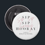 Sip Sip Hooray Black White Pink Engagement Party Button Flesopener<br><div class="desc">Het is tijd om te vieren! Onze Sip Sip Hooray Engagement Party-flessenopener is voorzien van "sip sip horay" in een moderne duo-presentatie met dubbelzinnige handgeschreven scripttypografie boven klassiek serif type, en is gepersonaliseerd in een modern sans serif type. Een prachtig modern design dat perfect is voor verlovingsfeesten, verjaardagen, afstuderen, repetitieve...</div>