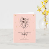 Sip, Sip Hooray Cheers Black & Roze Wine Birthday Kaart (Gele Bloem)