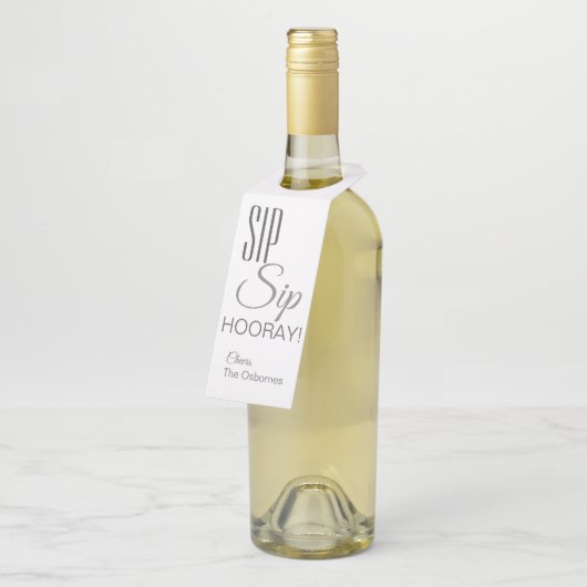 Sip Sip Hooray. Label ophangen fles (Schuin)