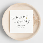 Sip Sip Hooray Vrijgezellenfeest Wedding Servet<br><div class="desc">Aangepast ontworpen vrijgezellenfeest-/trouwservetten met "sip sip horay" en elegant gouden hartdesign. Pas de namen en de datum van de bruid en de bruidegom aan.</div>