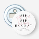 Sip Sip Hooray Zwart Wit Roze Verlovingsfeestje Button Flesopener<br><div class="desc">Het is tijd om te vieren! Onze flesopener voor het Sip Sip Hooray Engagement-feestje heeft "sip sip hooray" in een moderne duo-typepresentatie met blush handgeschreven scripttypografie over klassieke serif-typografie, en is gepersonaliseerd in modern sans serif-lettertype. Een prachtig modern ontwerp dat perfect is voor verlovingsfeestjes, jubileumfeesten, diploma-uitreikingen, oefenavonden, verjaardagen, bruiloften, bruidsfeestjes,...</div>