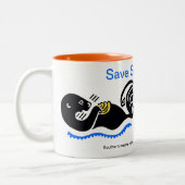 Sipping Coffee -Save Zee OTTERS - Wildlife warrior Tweekleurige Koffiemok (Links)