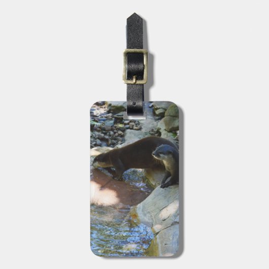 *Sips by the Stream: Otters Drink van de rivier Bagagelabel (Voorkant verticaal)