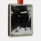 Sir Edward Elgar werkt aan één orkest Metalen Ornament (Rechts)