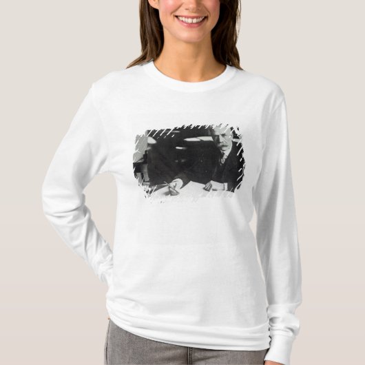 Sir Edward Elgar werkt aan één orkest T-shirt (Voorkant)