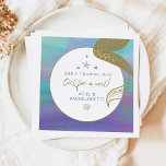 SIREN Mermaid Tail voor een Veil Bachelorette Ocea Servet<br><div class="desc">Het Siren bachelorette collectie heeft een stropdas-kleurige zeemeermin geïnspireerde achtergrond met zeemeerminstaarten en zeeschelpen en leuke handgeschreven lettertypen.</div>
