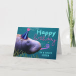 Sister Birthday Schattigee Manatee op het feest Kaart<br><div class="desc">Verjaardag wenskaart voor een zus is voorzien van het hoofd en de snuit van een lamantijn het dragen van een verjaardagsfeest pet en blazen een partij lawaaimaker. Pas de onderste tekst op de omslag naar wens aan. Auteursrechten op kunst,  afbeelding en verzen © Shoaff Ballanger Studios,  2024.</div>