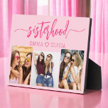 Sisterhood Hot Pink Sisters 3 Fotocollage Fotoplaat<br><div class="desc">Vier het zusterschap met de Zusters 3 Fotocollage Keepsake Gift Plaque. Deze gepersonaliseerde plaquette heeft een prachtig gerangschikte collage van drie gekoesterde foto's, die samen onvergetelijke momenten vastleggen. Gemaakt van hoogwaardige materialen, is het perfect om op een bureau, plank of muur weer te geven. Het oprechte ontwerp voegt een liefdevolle...</div>