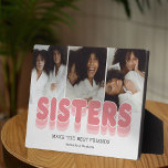 Sisters Best Friends Photo Collage Plaque Fotoplaat<br><div class="desc">Moderne zusterfoto plaque met drie familiebanden die je kunt vervangen door je eigen,  de titel "zussen",  een gepersonaliseerd gezegde dat "de beste vrienden maken" en je namen.</div>