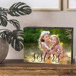 Sisters Black Script Custom Photo Houten Kist Print<br><div class="desc">Trendy houten boxbord met je eigen aangepaste foto. Een mooi fotocadeau met tekstbedekking met "zussen" in zwarte handletters. Het fotomalplaatje is opstelling voor u om uw foto toe te voegen - landschapsformaat zal het gemakkelijkst zijn om met te werken. Blader naar mijn winkel voor meer fotocadeaus.</div>