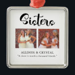 Sisters Calligrafie 2 Foto Collage Quote Sibling Metalen Ornament<br><div class="desc">Moderne en stijlvolle zusjes 2 foto-collage op maat gemaakt ornament. De tekst van eigenschappen in handschrift en het manuscriptdoopvont van de calligrafiestijl. Dit houten doosje maakt een geweldig cadeau voor zussen.</div>