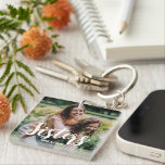 Sisters Gepersonaliseerd fotocollage Sleutelhanger<br><div class="desc">Deze moderne zussen, dubbelzijdige foto-collage, zijn het perfecte geschenk voor je zus, met 4 van je favoriete foto's, de tekstzussen in een leuk script lettertype, en personaliseren dan met je namen. Fantastisch als kerstmis, afstuderen, galatines, verjaardag of geschenk voor een andere speciale gelegenheid, kunnen de doopvontstijl, grootte en kleur worden...</div>