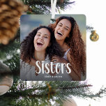 SISTERS' Gepersonaliseerde Foto Schattigee Zuster  Metalen Ornament<br><div class="desc">Laat je zus weten hoeveel ze hier van houdt; Schattige Modern Custom Photo Sisters Kerstversiering. Het ontwerp is voorzien van leuke witte typografie met de tekst 'Sisters'. Upload eenvoudig uw favoriete afbeelding en personaliseer de naam / namen. Tekstkleur kan worden gewijzigd met het gereedschap 'Aanpassen verder'. Maakt een prachtig souvenir...</div>