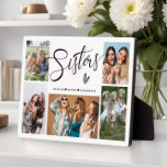 Sisters Photo Collage Typografie Fotoplaat<br><div class="desc">Moderne,  trendy foto collage plaque kenmerkt 5 foto's,  typografiemanuscript "'sisters'' op een witte achtergrond en namen. Perfect als een cadeau of een keepasje.</div>