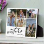 Sisters Script | Foto-inkuilzussen Fotoplaat<br><div class="desc">Moderne fotocollage cadeau voor zussen. Het ontwerp kenmerkt 5 fotocollage lay-out om vijf van uw foto's,  typografiemanuscript "'sisters'"in trendy handgeschreven het schrijven op een witte achtergrond te tonen. Pas verder aan met de namen. Mooie keepasje of cadeau voor zussen.</div>