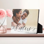 Sisters Script Gift for Sisters Photo Keepomwille Fotoplaat<br><div class="desc">Een speciaal en gedenkwaardig fotocadeau voor zussen. Het ontwerp kenmerkt één enkele fotolay-out om de foto van uw speciale zus te tonen. "Sisters" is ontworpen in een stijlvolle zwarte penseelkalligrafie en aangepast met de namen van zussen. Stuur een gedenkwaardig en speciaal cadeau naar jezelf en je zus die je voor...</div>