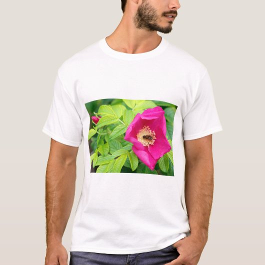 Sitka Alaska Forest Bumblebee in Roos Flower T-shirt (Voorkant)