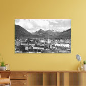 Sitka, Alaska met drie zussen op de achtergrond Canvas Afdruk (Insitu (Woonkamer))