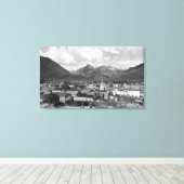 Sitka, Alaska met drie zussen op de achtergrond Canvas Afdruk (Insitu (Houten vloer))