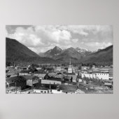Sitka, Alaska met drie zussen op de achtergrond Poster (Voorkant)