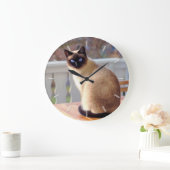 Sitting Blue Eyed Siamese Cat Thema Grote Klok (Huis)