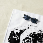 Sitting Dog Beach Towel – Minimalist Illustration Strandlaken (In situ)